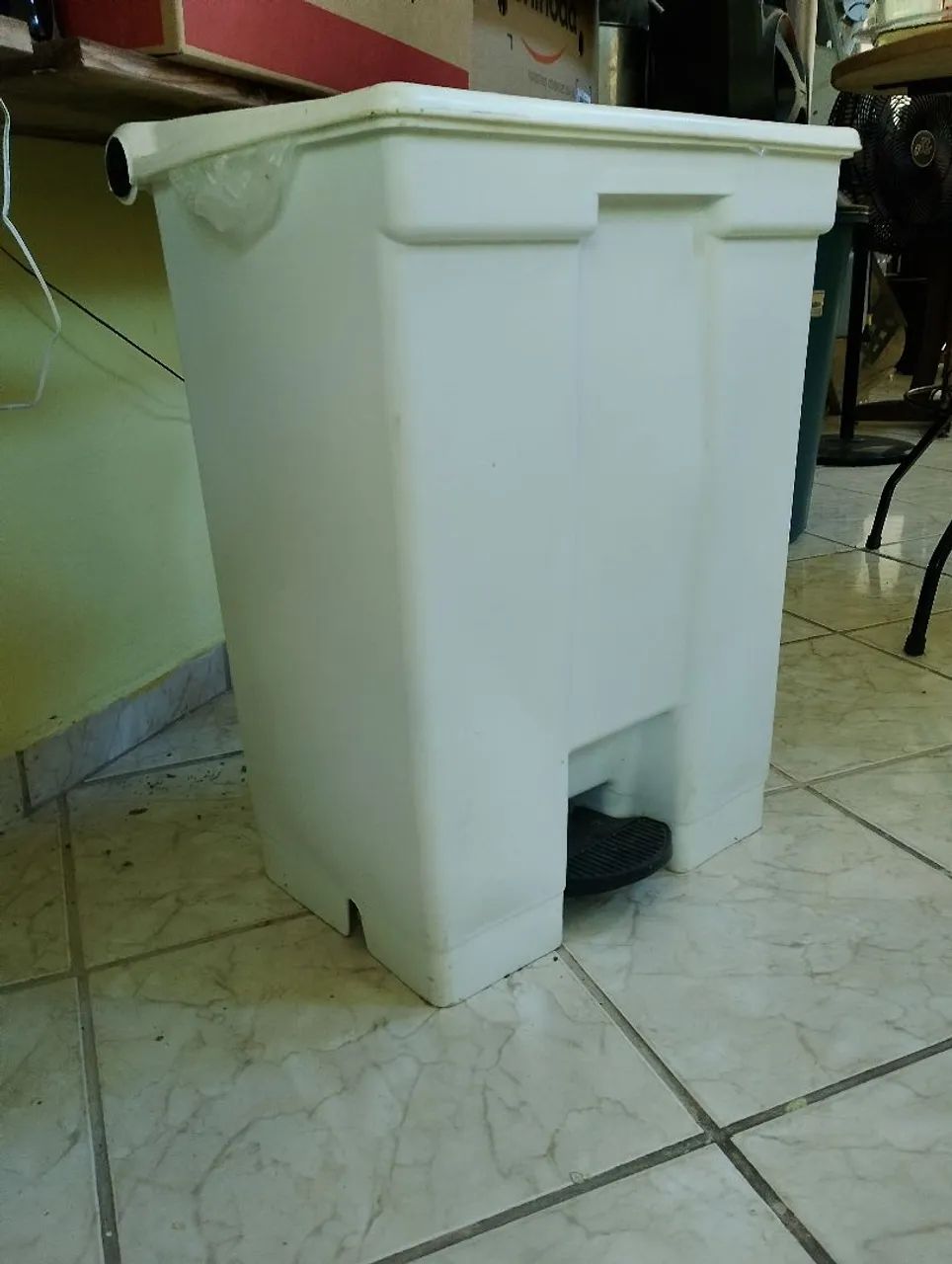 Lixeira 100 litros c/ pedal - Foto 2