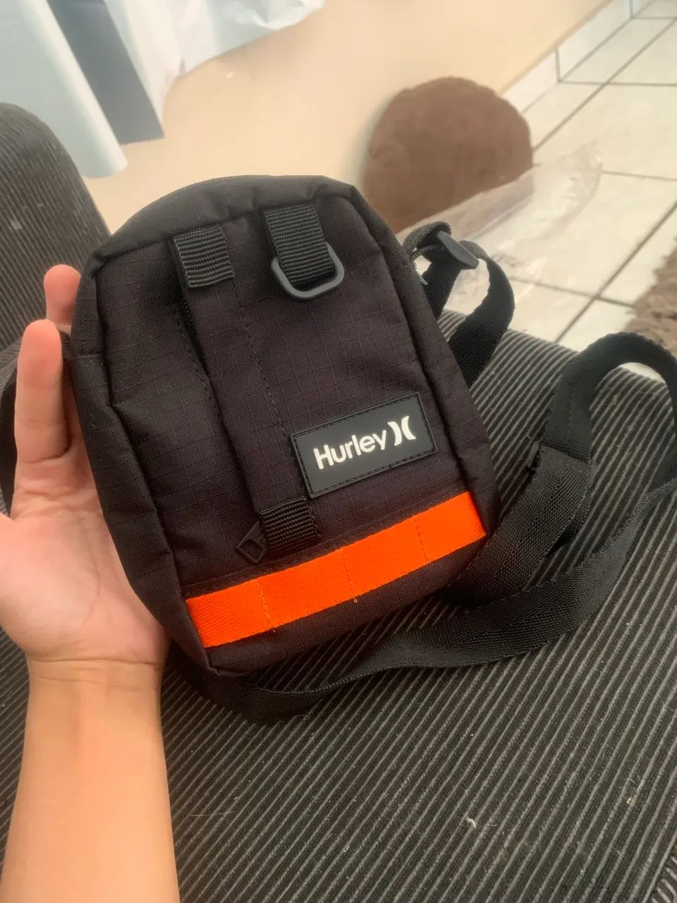 Bag/mini Hurley,preta com faixa laranja