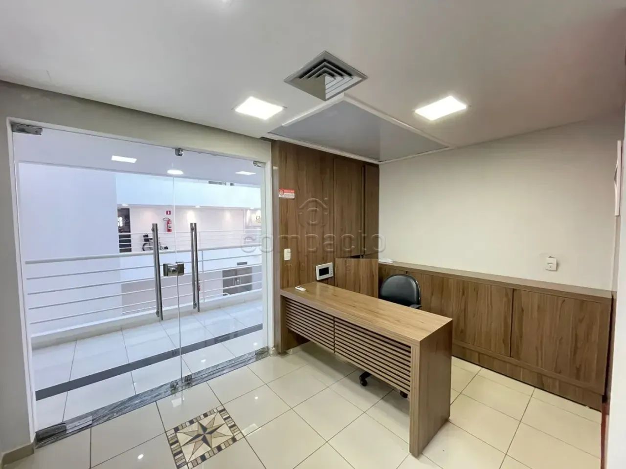 Sala Comercial Mobiliada | 100 m² | 2 Vagas | Centro da Cidade