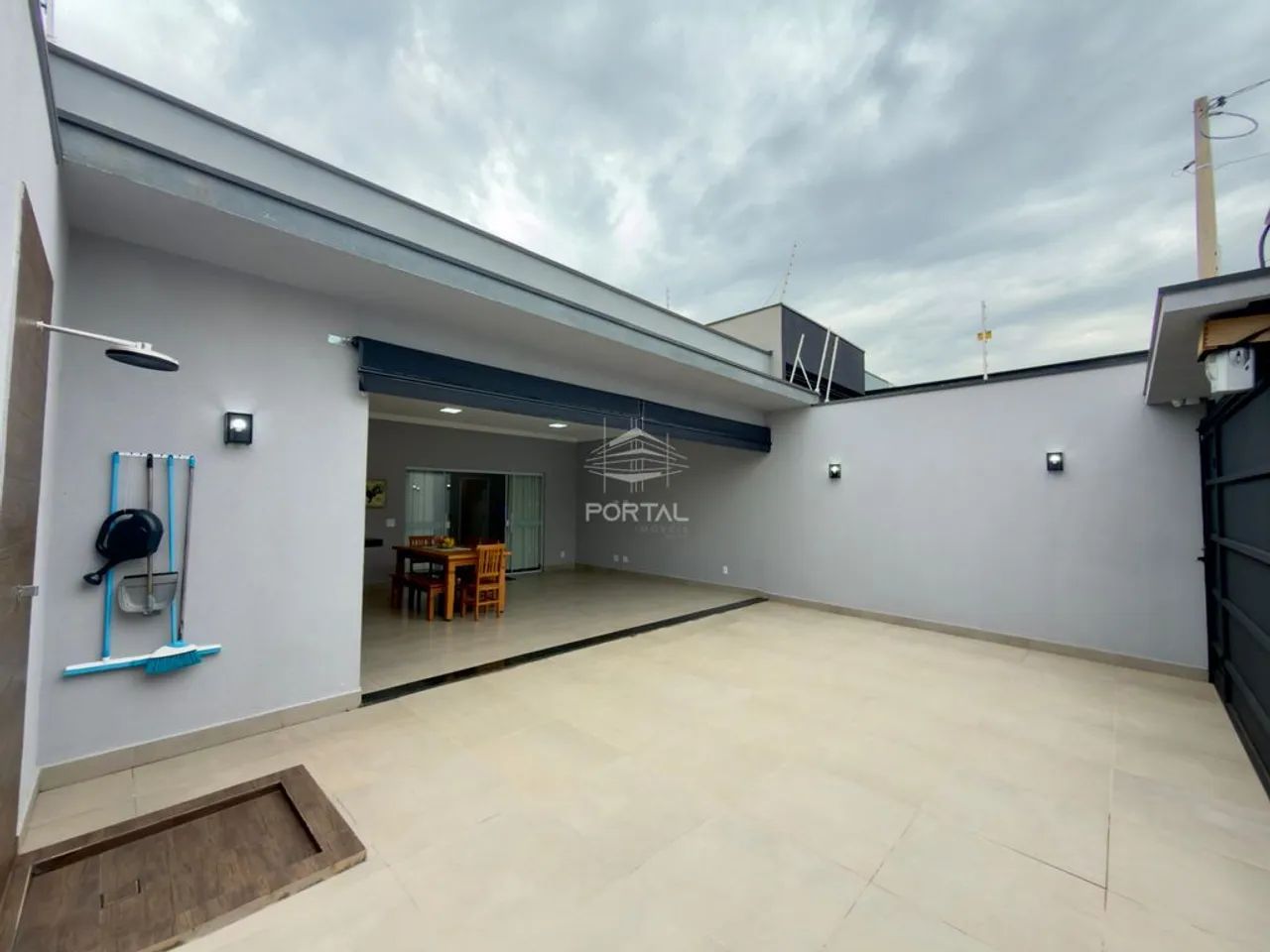 Linda casa térrea, casa nova e moderna, 03 dormitórios 01 suíte, com planejados - Foto 2