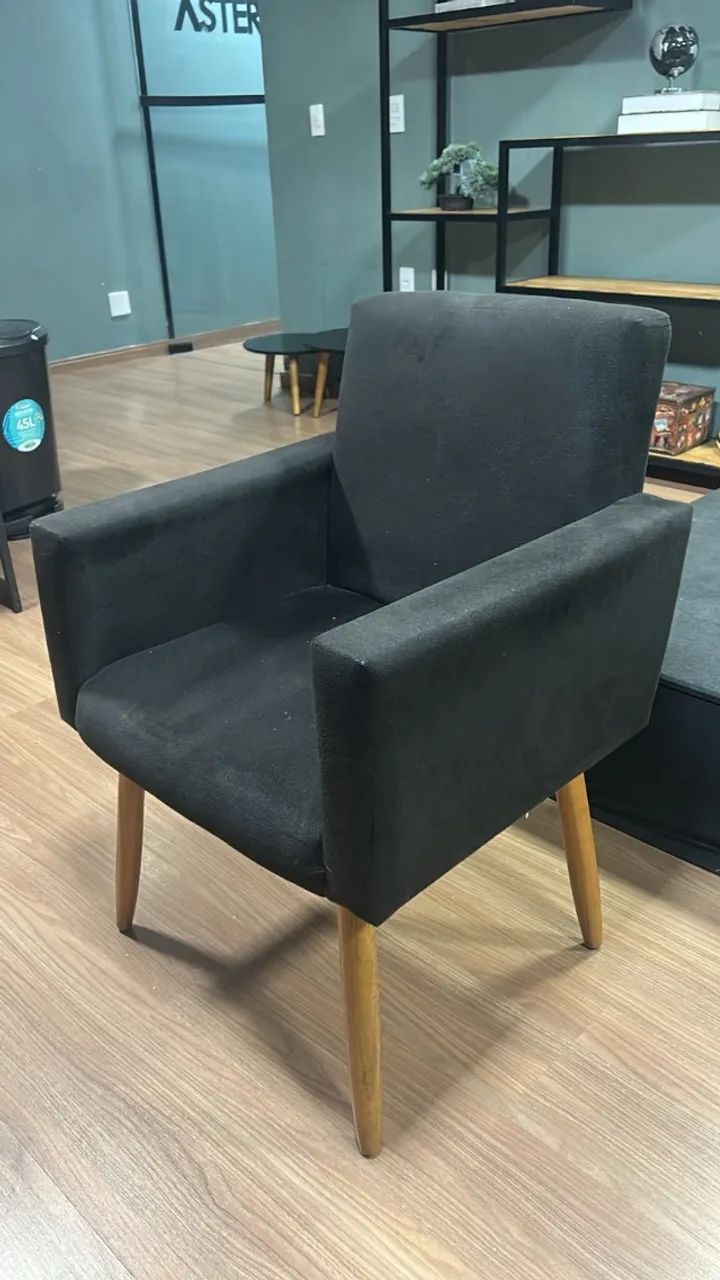 POLTRONA DECORATIVA ESTOFADA ESTOFADA BRAÇOS RETOS
