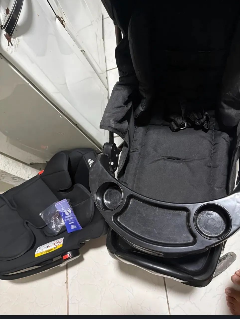 Carrinho de bebê e bebê conforto 