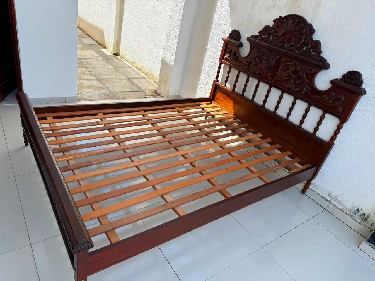 Cama colonial de madeira perfeita - Foto 5