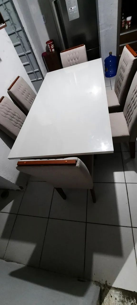 Vendo mesa com  cadeiras bem conservada - Foto 2