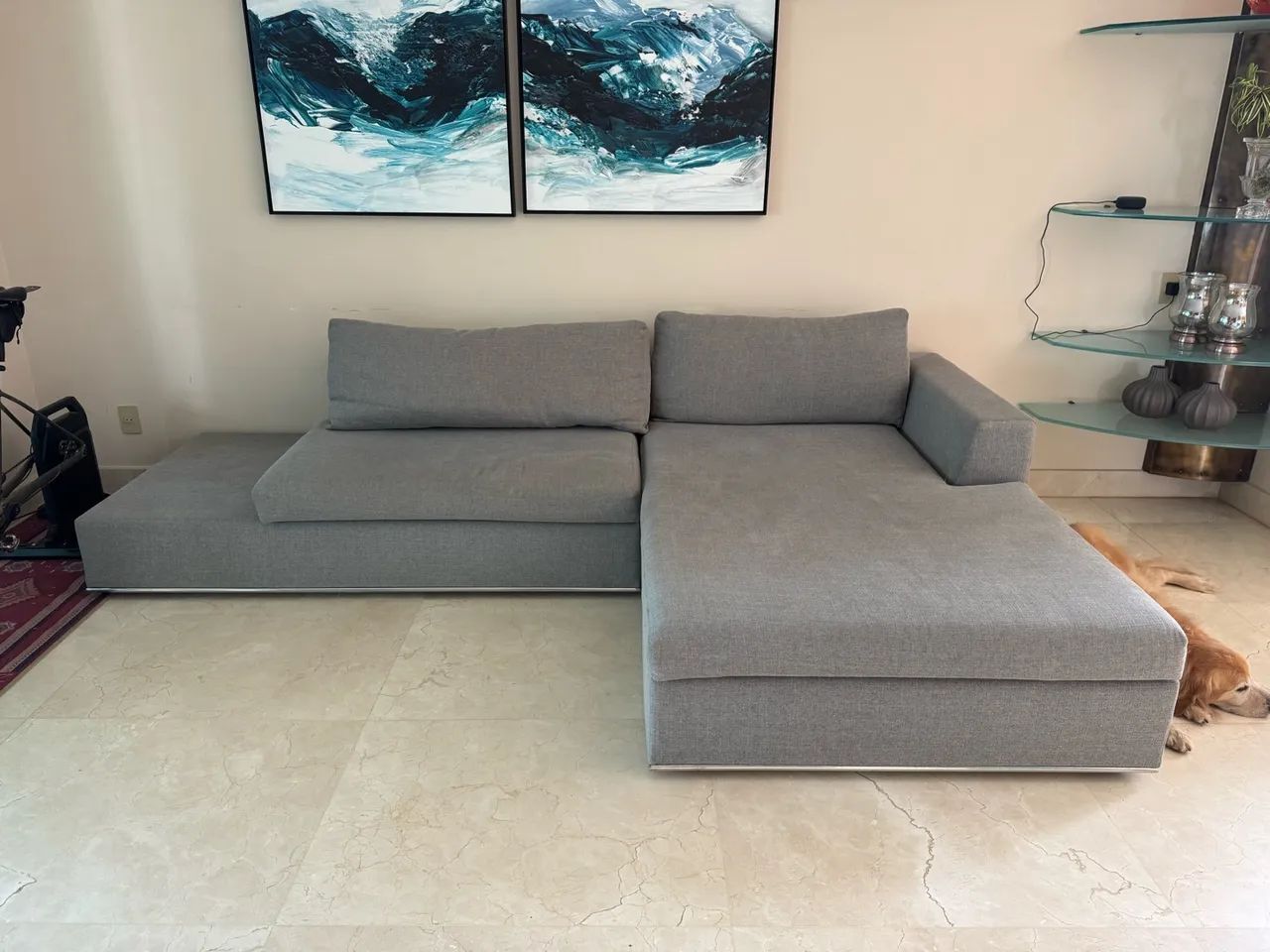 SOFÁ COM CHAISE TOM SOBRE TOM