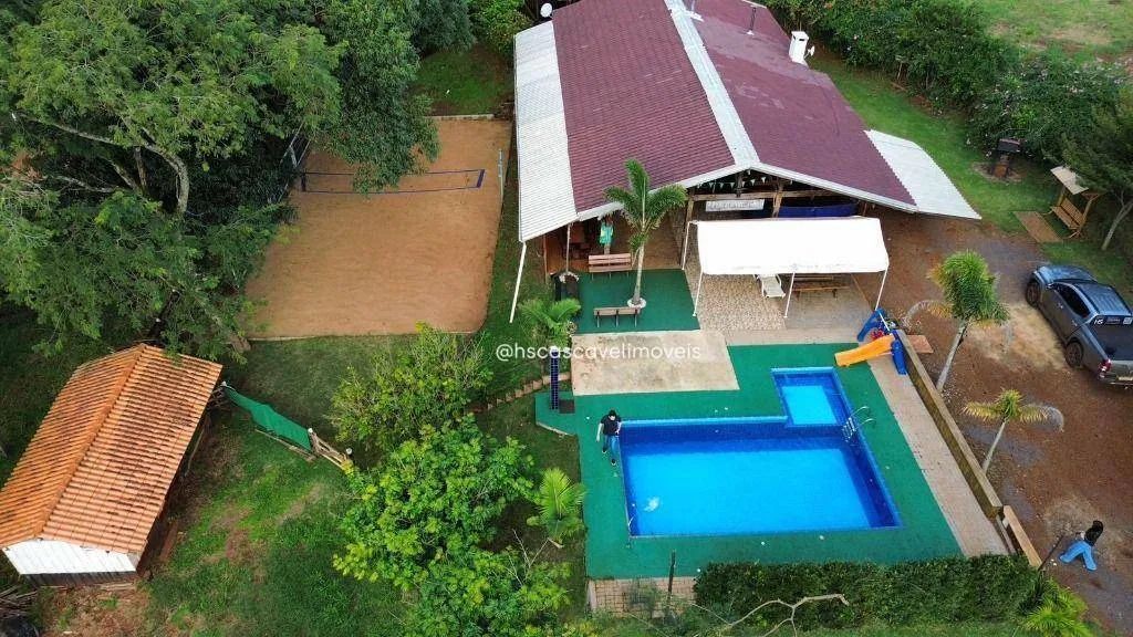 Ampla casa com piscina em condominio de Chácara.
