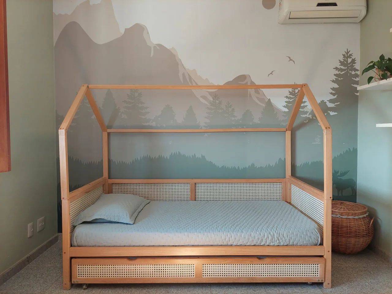 Cama de madeira maciça 
