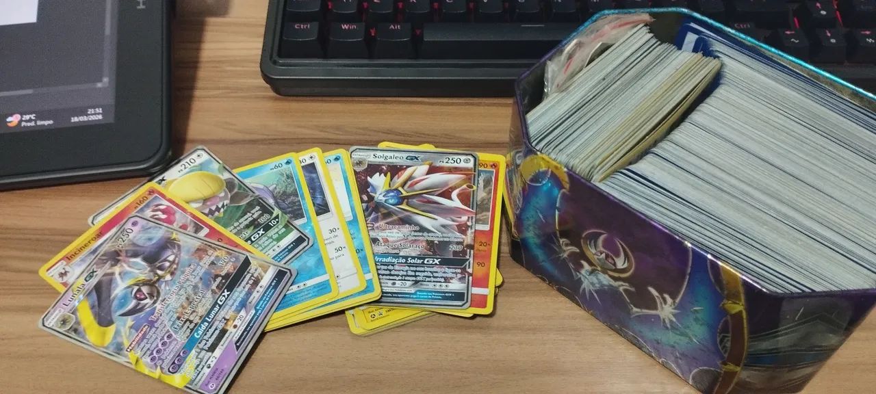 Caixinha com cartas de Pokémon 