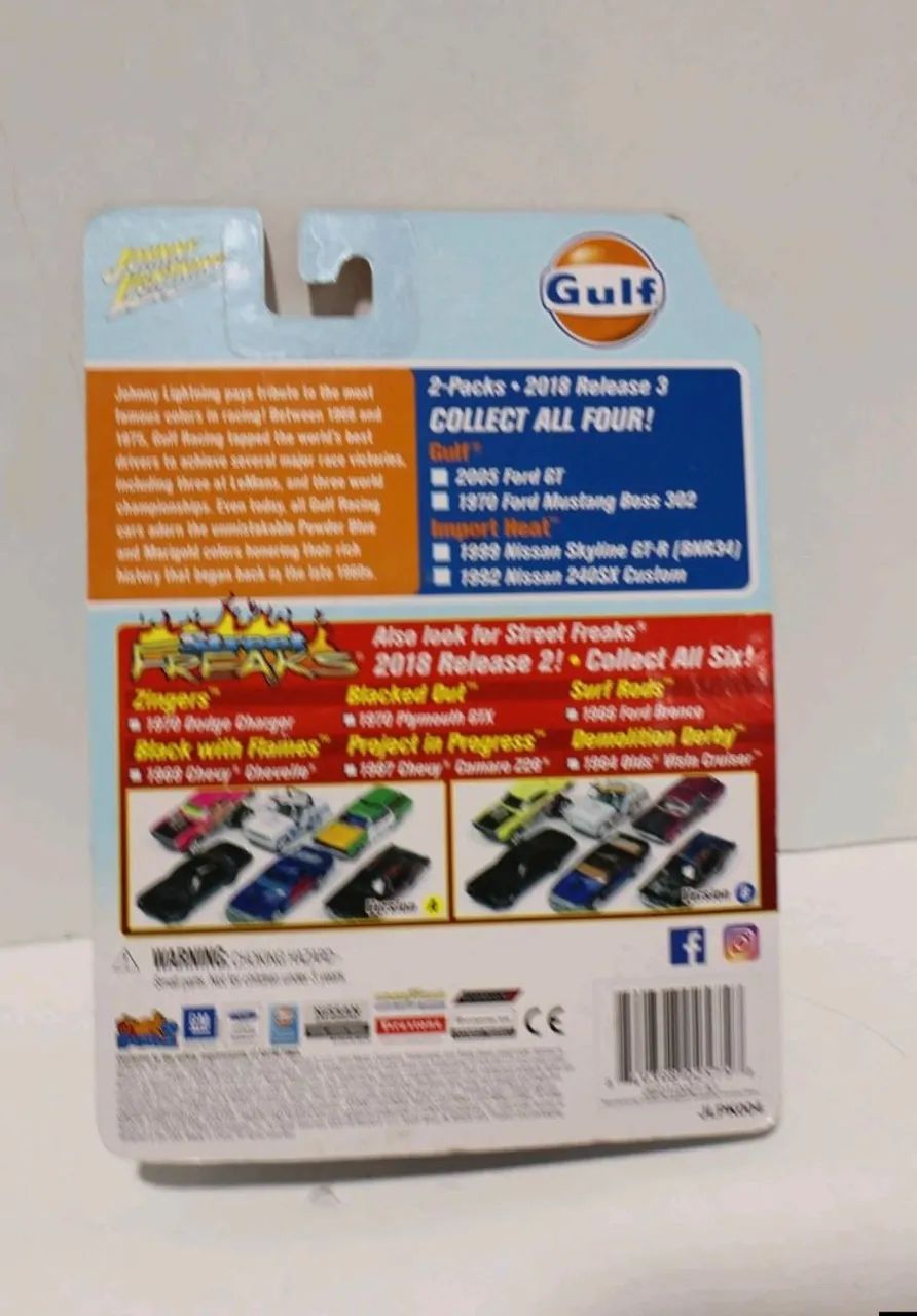 Johnny Lightning Gulf Oil 2 Pack 2018 Release 2005 Ford GT & 1970 Ford Mustang - Foto 3
