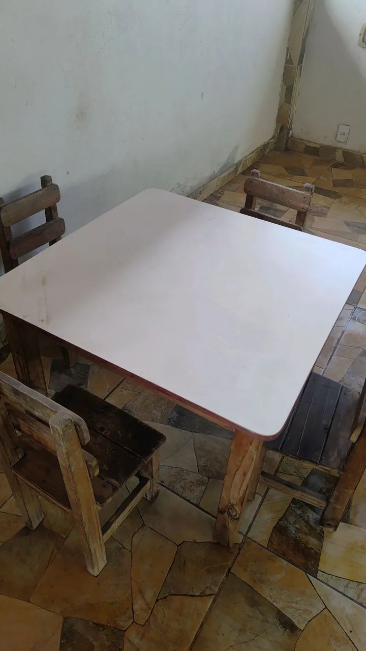 Mesa com 4 cadeiras infantil 