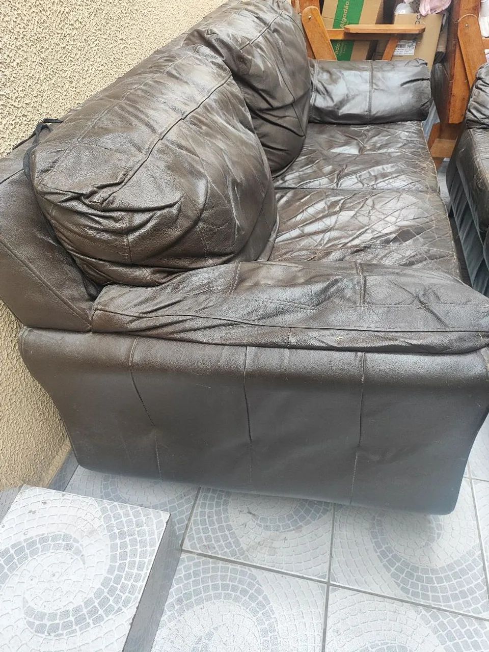 Sofá de couro para reformar e uma cama solteiro  - Foto 4