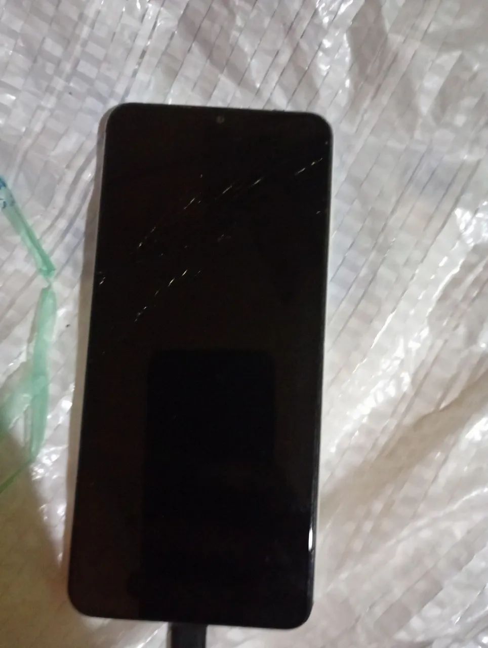 Samsung Galaxy A04s branco com capinha tela quebrada  - Foto 2