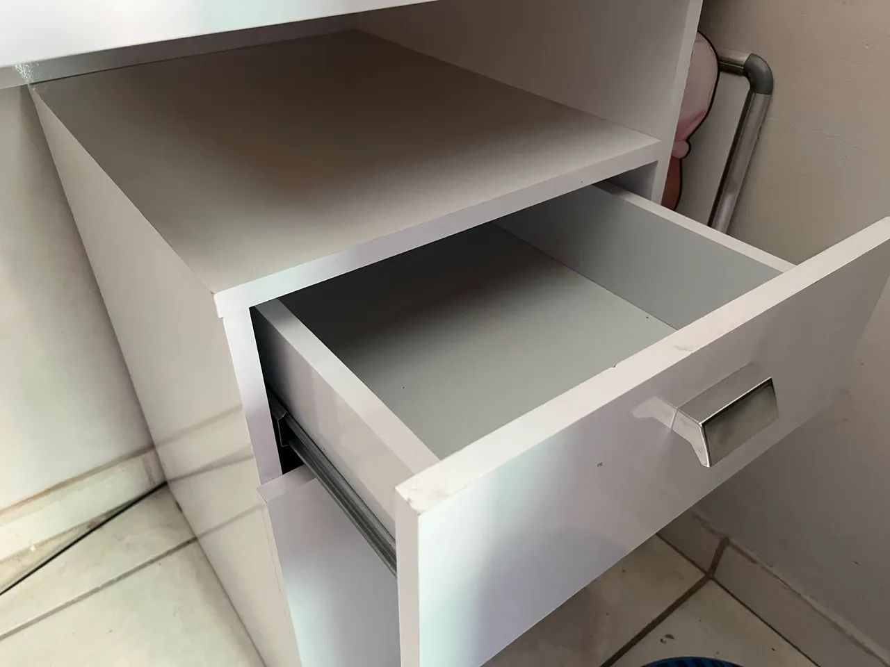 Mesa escritório/ penteadeira com cadeira semi novos - Foto 3