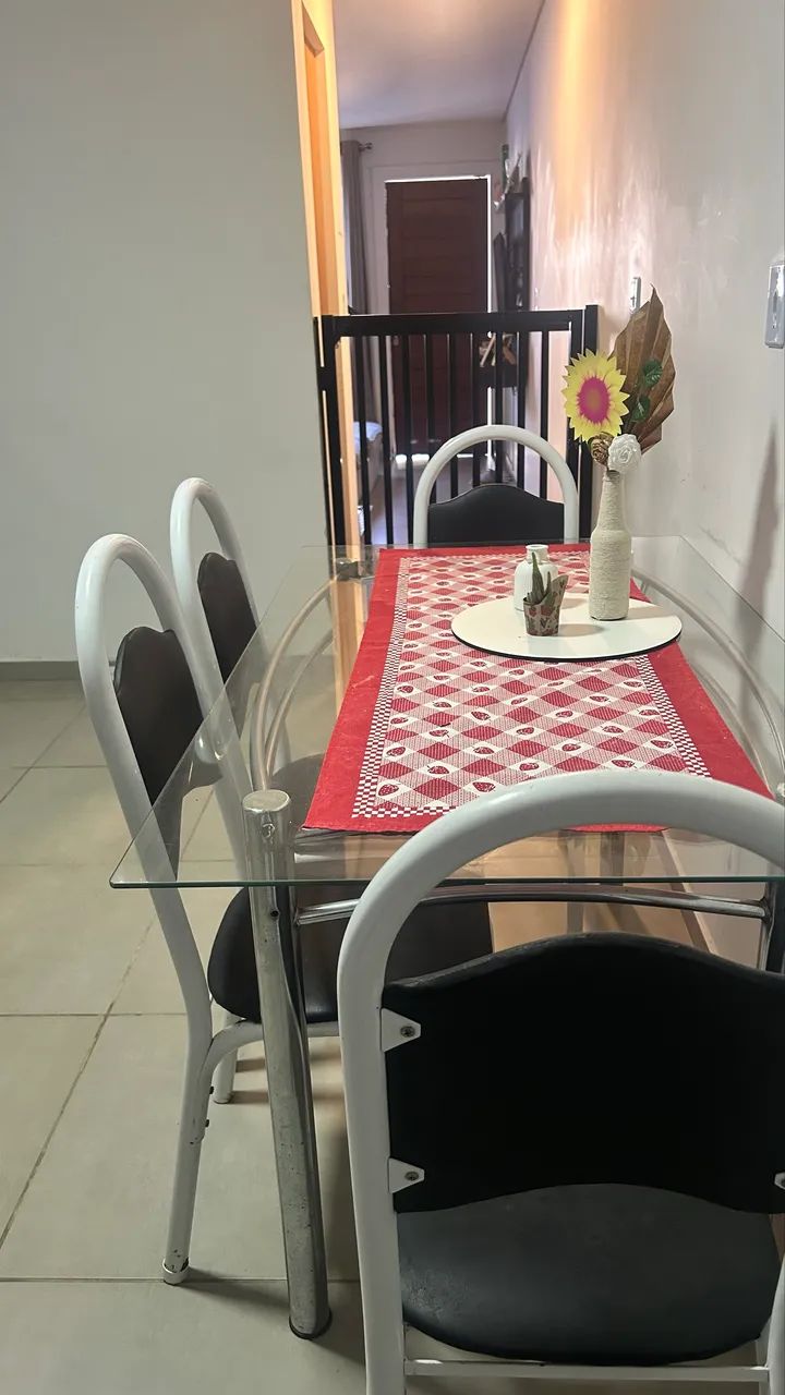 Mesa de ferro com tampo de vidro + 5 cadeiras - Foto 2