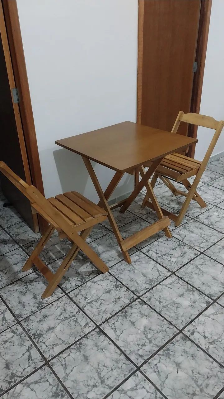 Mesa com 2 cadeiras dobráveis 