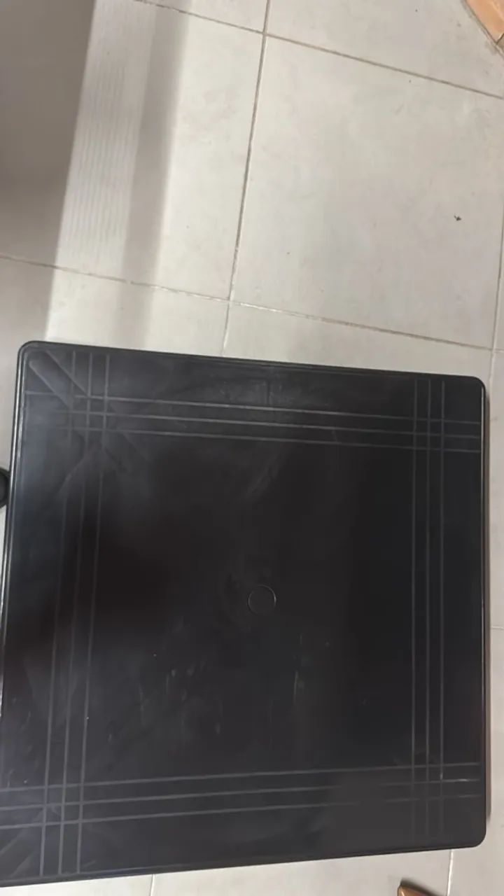 Mesa de plastico com cadeiras 