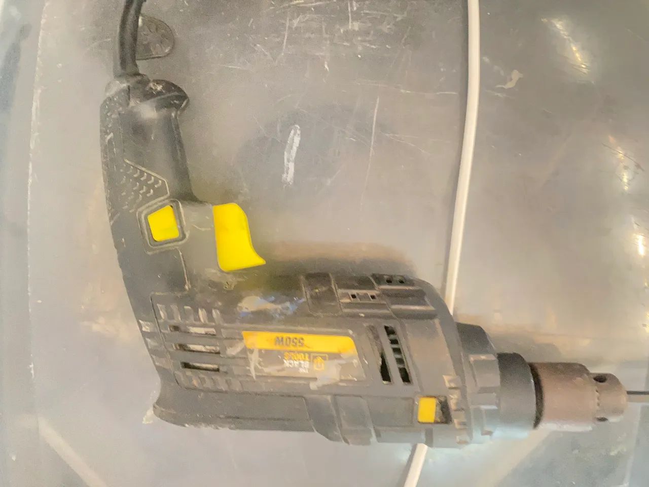 Furadeira semi nova com marca de uso 