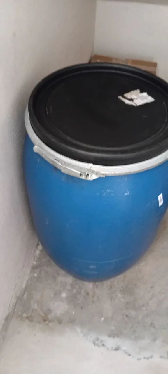Tambor 120lt com tampa e fecho. 70 reais