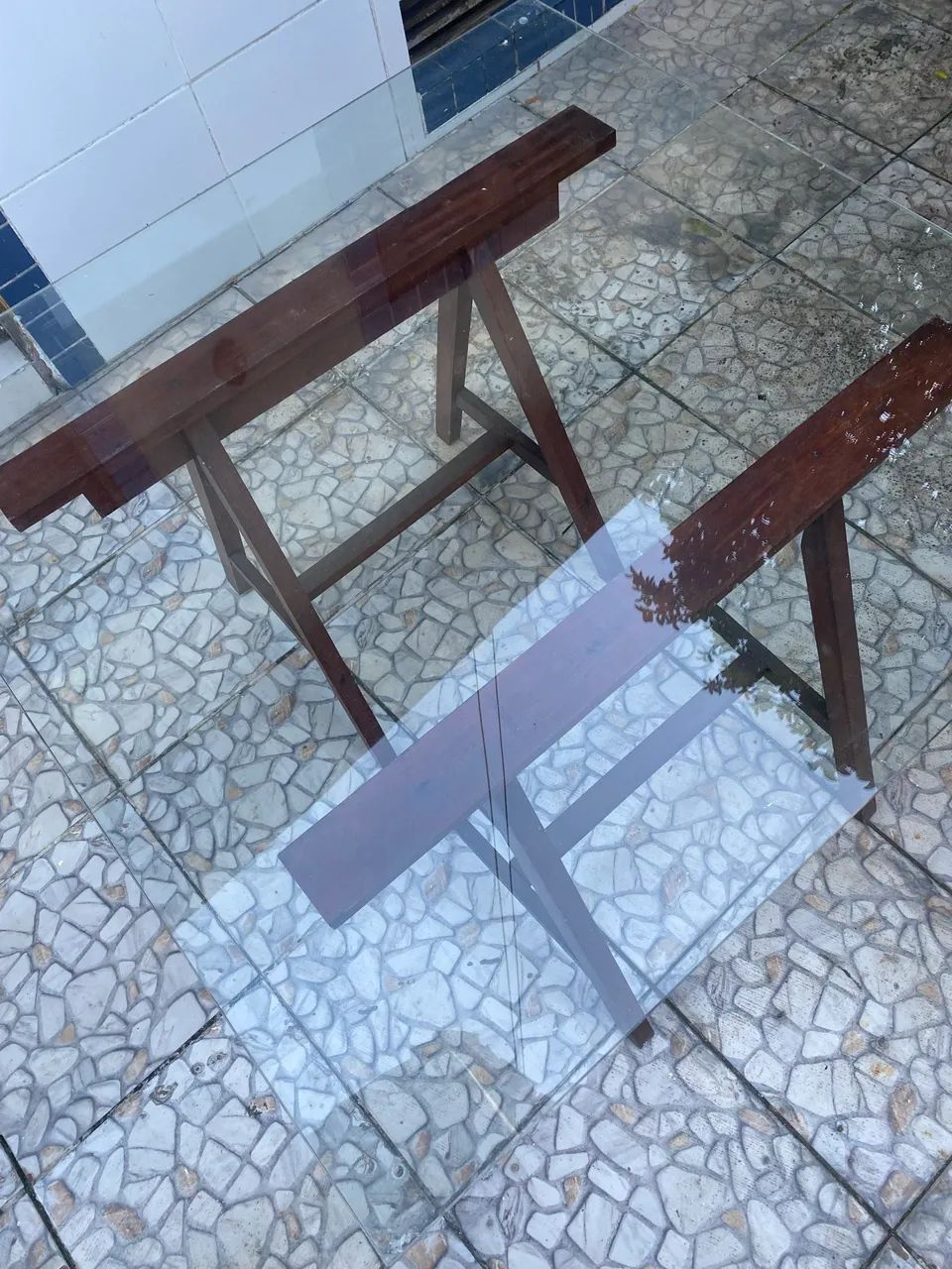 Mesa de vidro com cavaletes de madeira Angeli - Foto 3