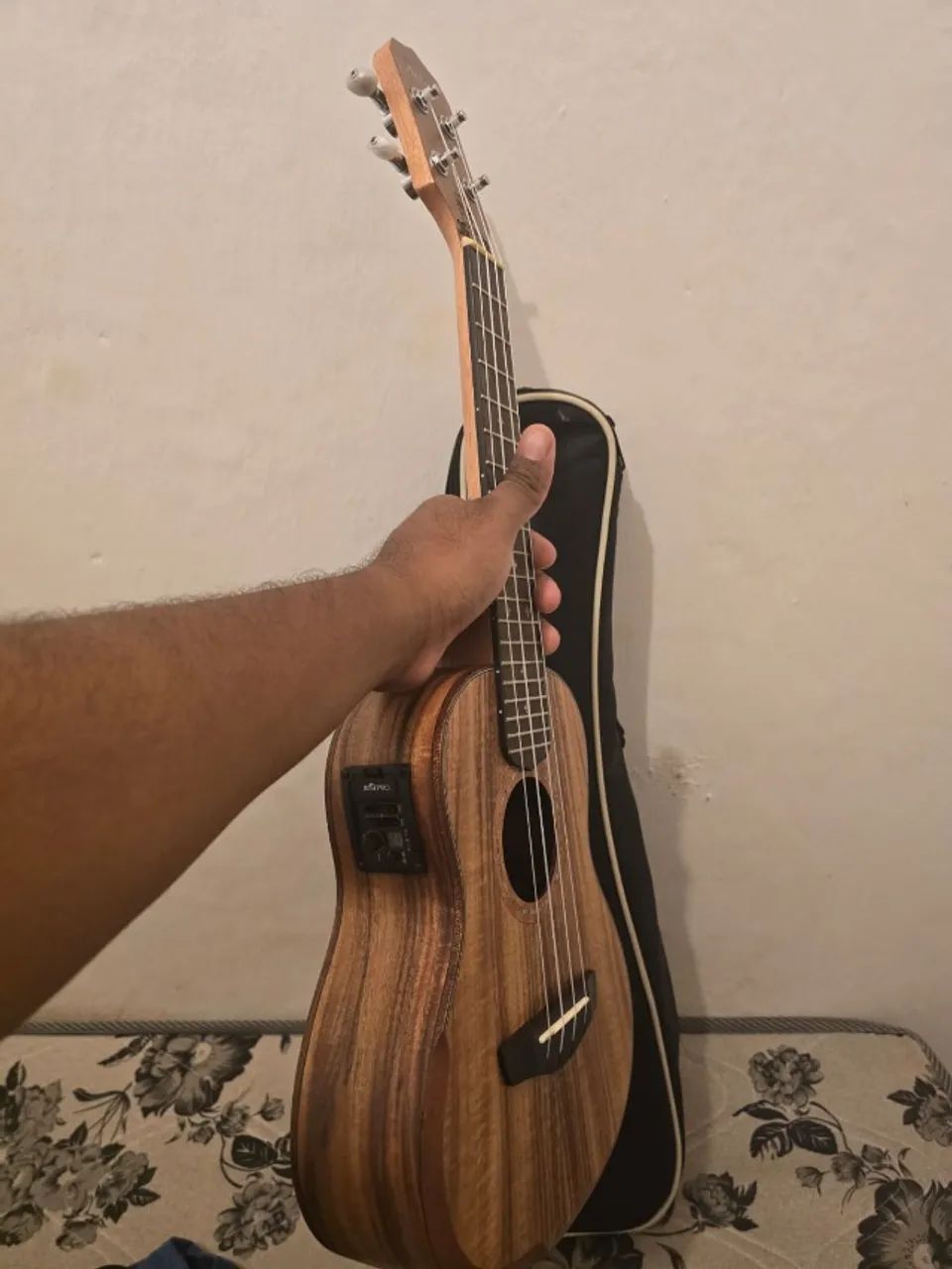 Ukulele Kalani Concerto 24 Kal 420 Ck Koa Elétrico C/bag Marrom-escuro - Foto 3