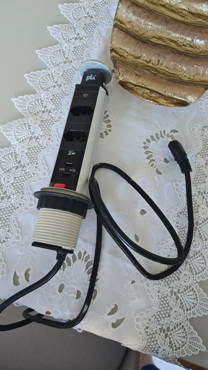 Torre de tomada com entrada usb retrátil