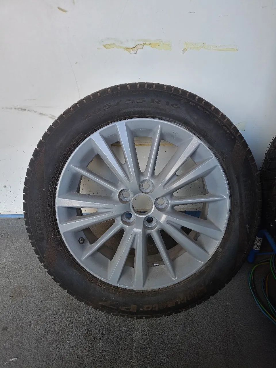 Vendo uma roda aro 16 Corolla XEi 2017