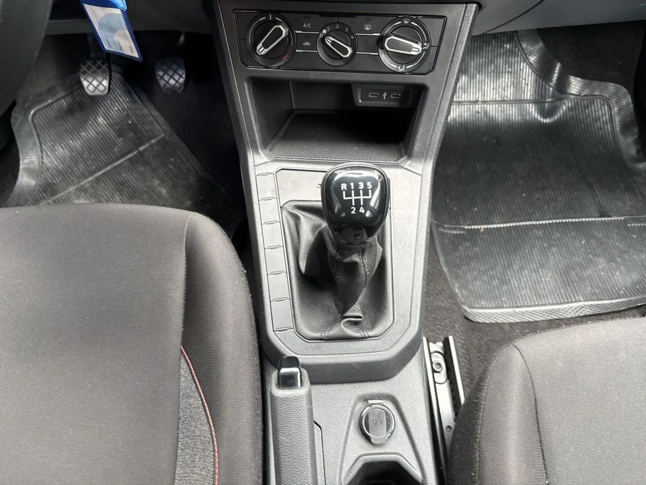 Volkswagen Polo Track 1.0 Flex 12V 5p, foto 14 de 16