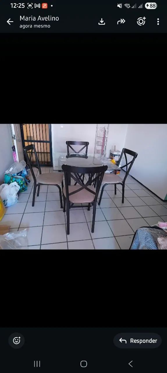 Mesa sala ja tarde 4 cadeiras.