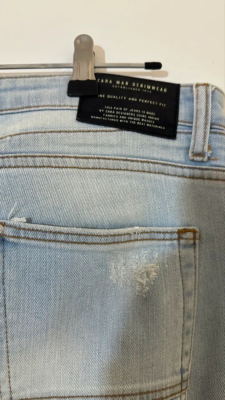 Calça jeans masculina zara reta com botão e rasgos azul clara - Foto 4