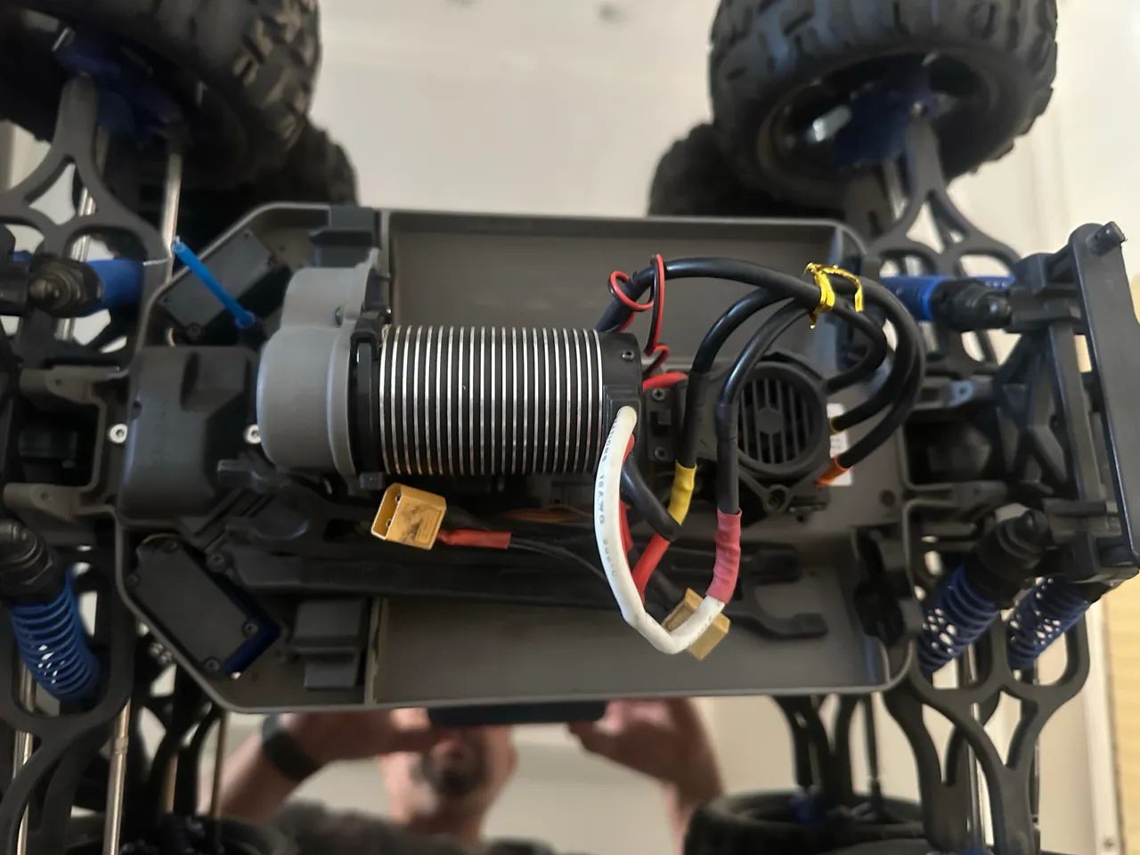 Automodelo Traxxas EMaxx - Foto 3