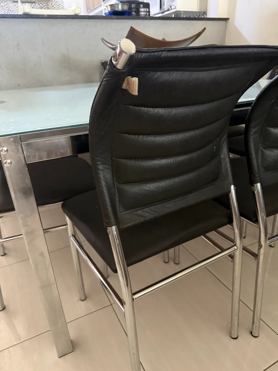 Mesa de jantar com tampo de vidro + 8 cadeiras - Foto 3