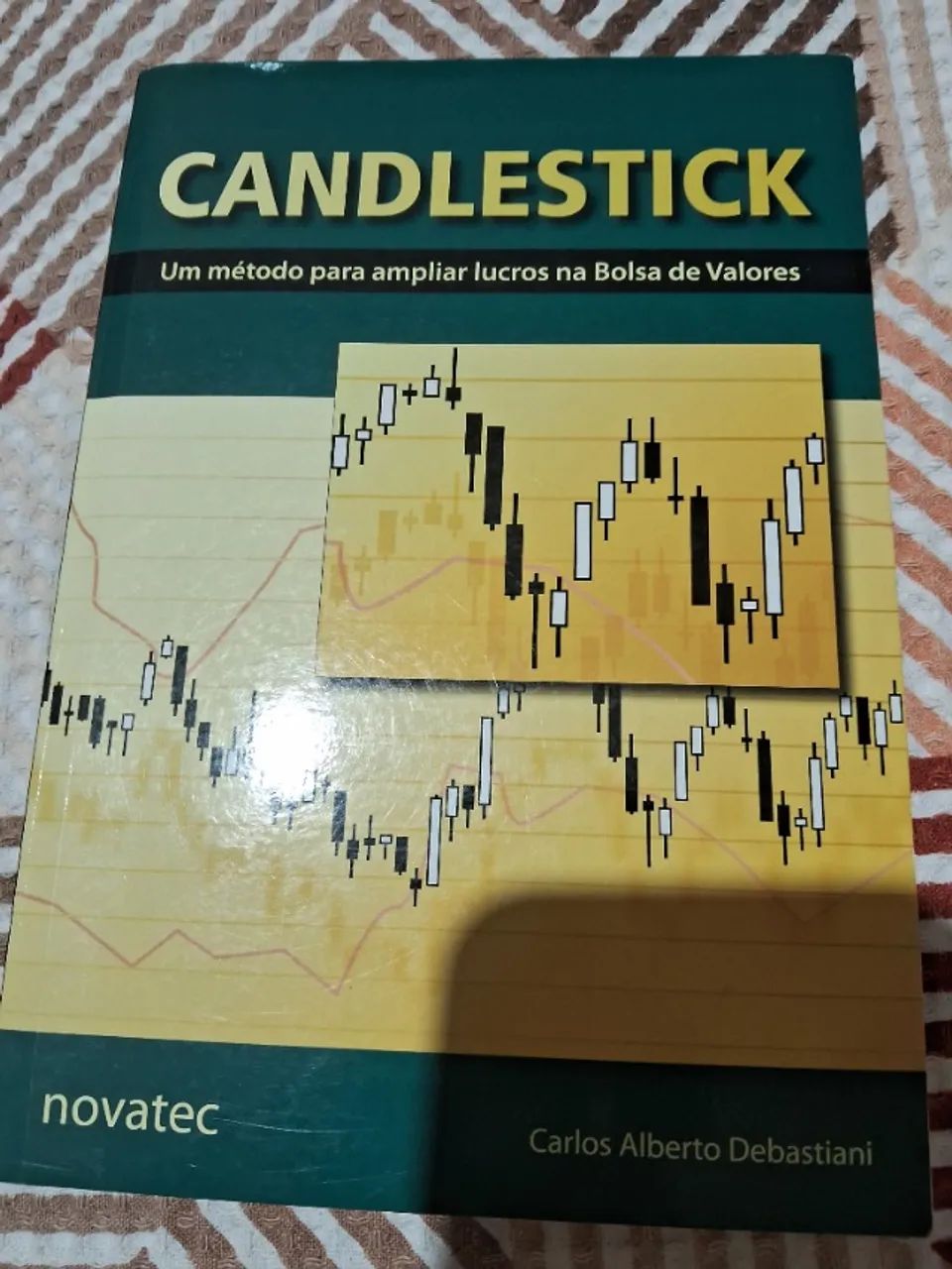 Livro sobre candlestick, no mercado de ações. 
