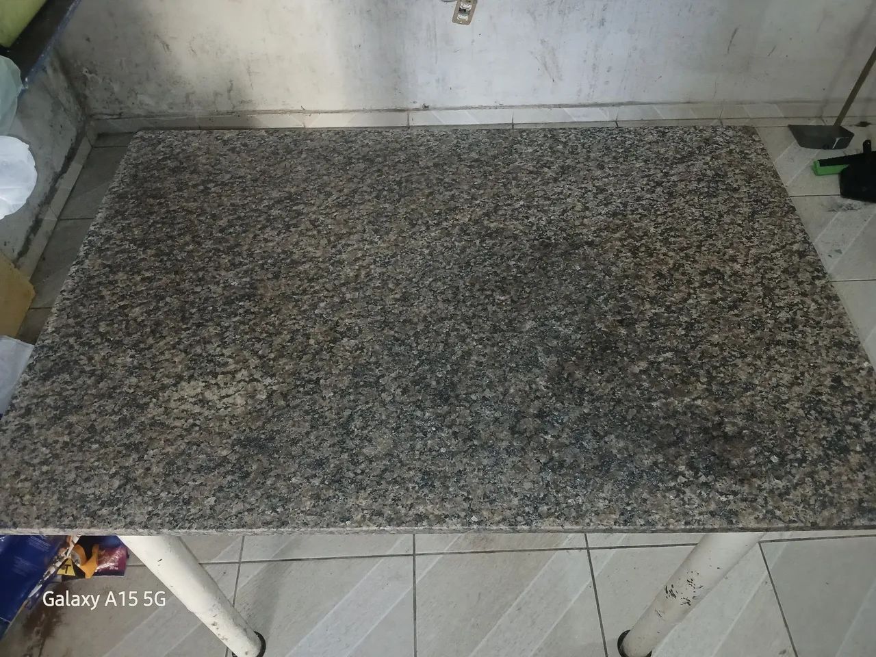 Mesa de mármore com suporte de ferro