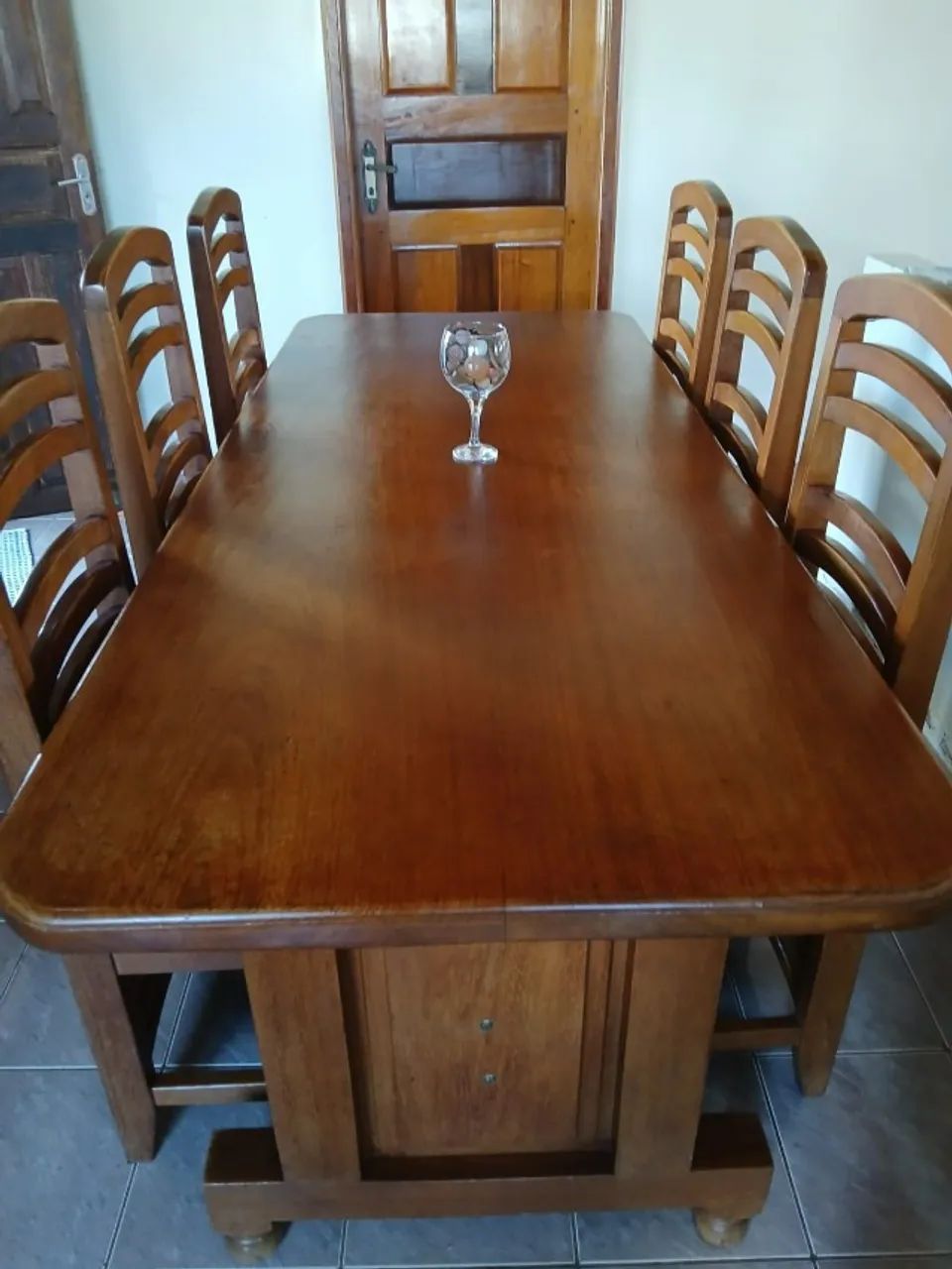 Mesa de madeira Cerejeira com 6 cadeiras - Foto 2