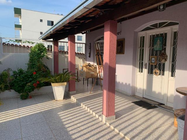 DA vendo uma linda casa em Itaúna no bairro Santanense,excelente localização