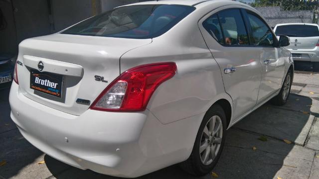 Nissan Versa SL 1.6 Manual 2014 - Foto 8
