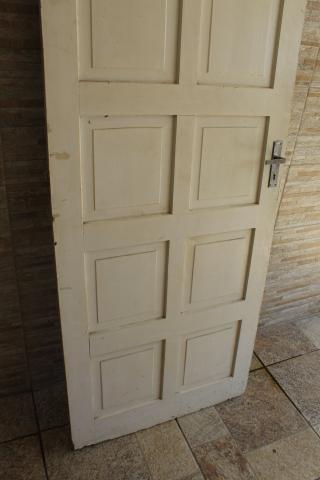 Porta branca de madeira almofadada - Foto 5