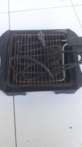 Churrasqueira elétrica 220 v em ótimo estado