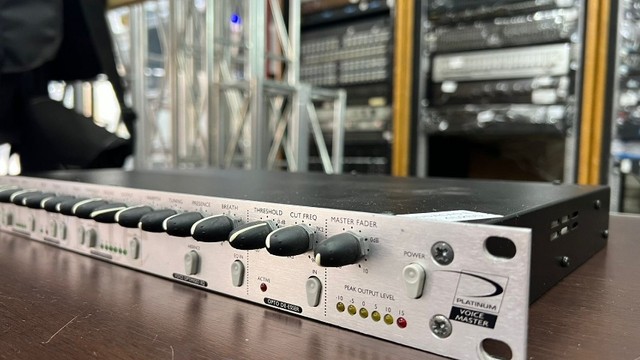 Pré-amplificador De Microfone Focusrite n382 Funcionando 100% - Foto 3