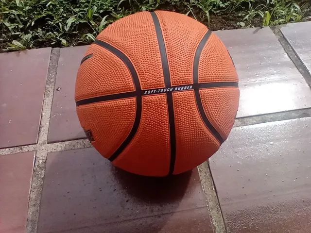 Bola de Basquete Nike Dominate 8P Preta e Vermelha - Tamanho 7