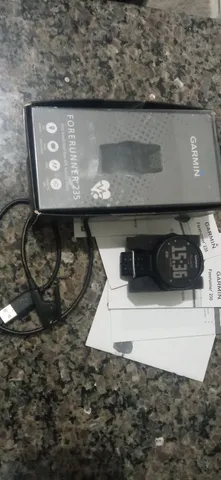 Clube Mania de Corrida  VENDO R$ 900 Relógio Garmin Forerunner 35 Gps  Preto Acompanha caixinha e cabo carregador