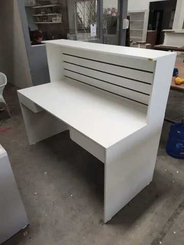 Mesa estação de trabalho com duas gavetas é painel canaletado
