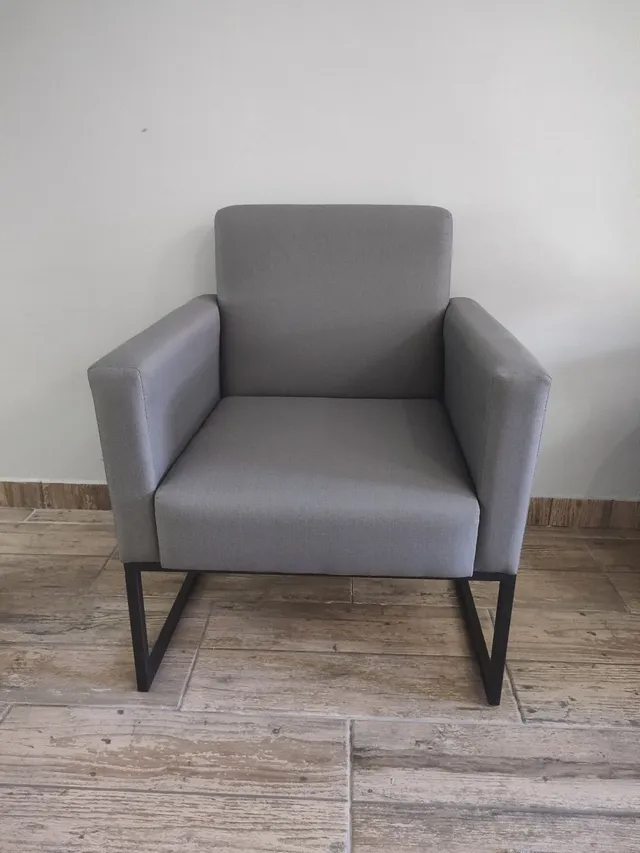 Poltronas com pés em ferro