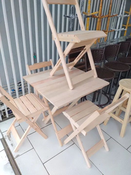 Mesa com 4 cadeiras dobrável madeira maciça eucalipto 