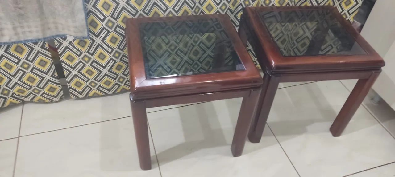  Mesa de Centro em Madeira com Tampo de Vidro