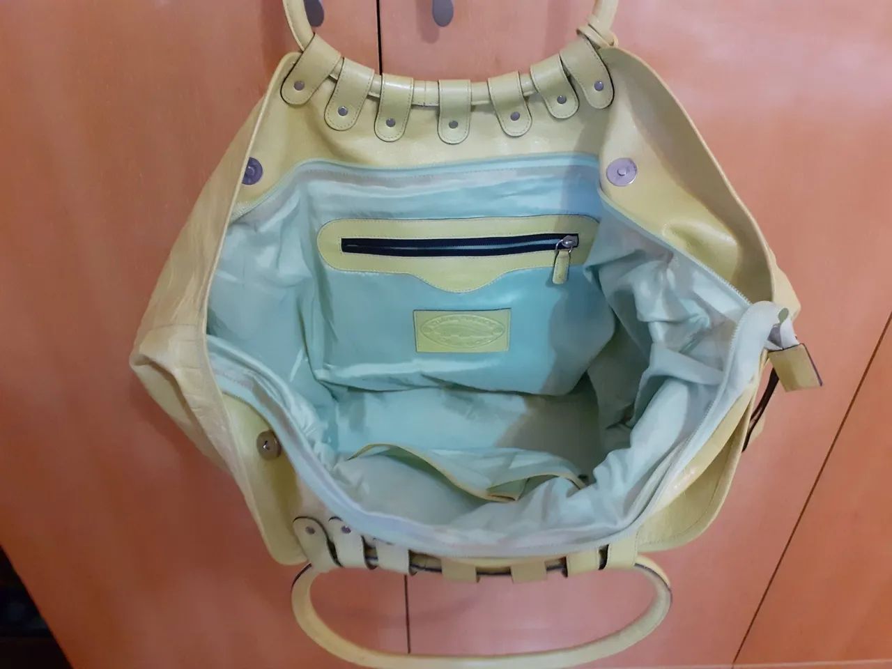 Vendo bolsa amarelo limão - Foto 4