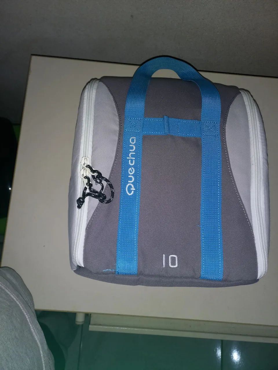Bolsa Térmica Cinza com Alça Azul - Perfeita para o Dia a Dia! - Foto 3