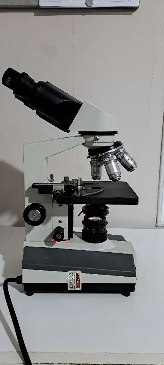 Microscópio Binocular Biológico