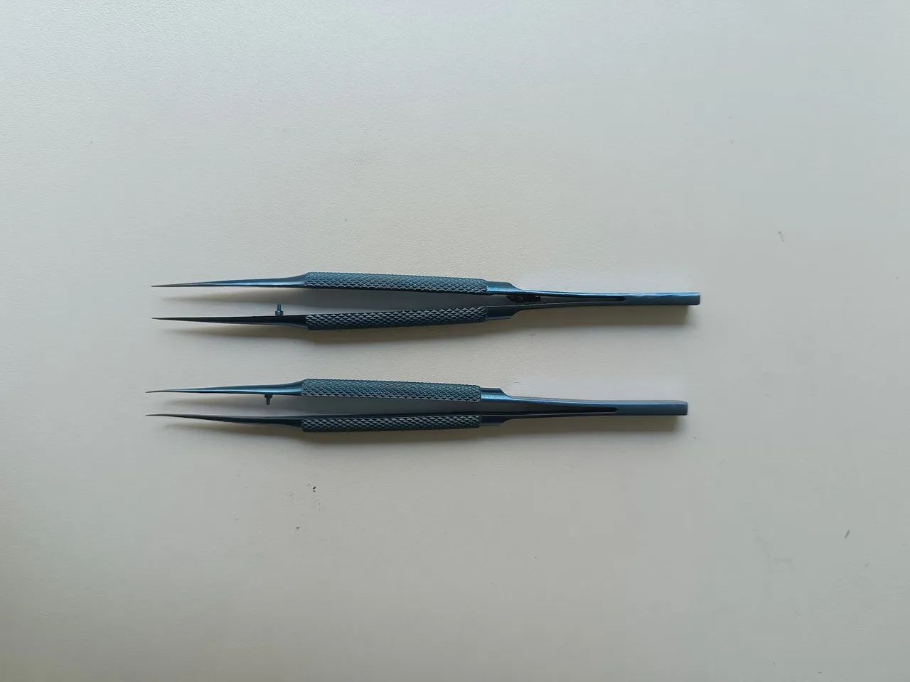 Kit 2 Pinças De Titânio + Brinde 2 Pinças Comuns
