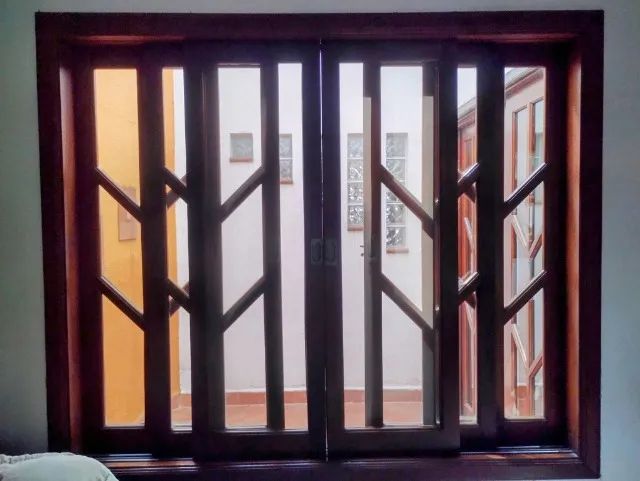 Uma porta  (2,10 x 2,15) e duas janelas (1,85 x 1,55) de madeira maciça com tela e vidros. - Foto 2